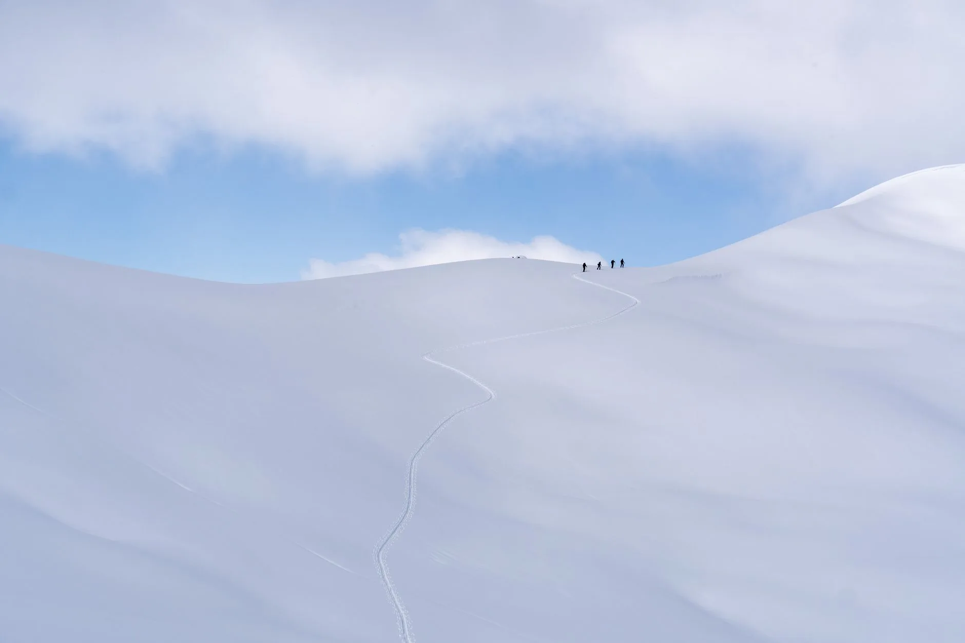 Montagnes enneigées des Pyrénées en hiver