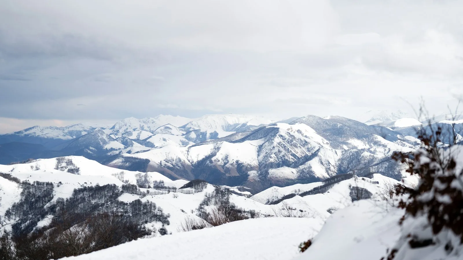 L'hiver (décembre à mars) : ski, raquettes et bains chauds