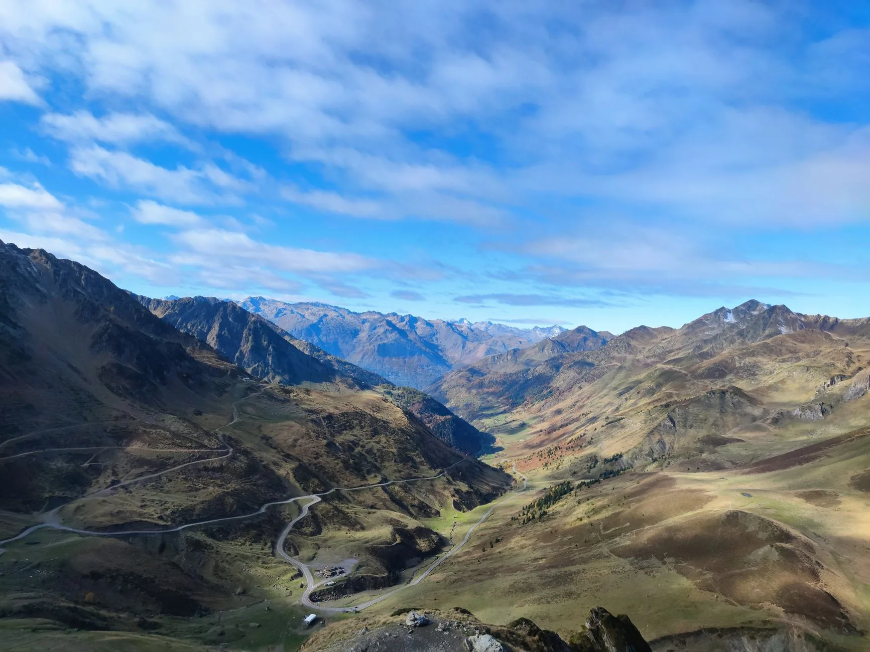 Route de montagne sinueuse dans les Pyrénées